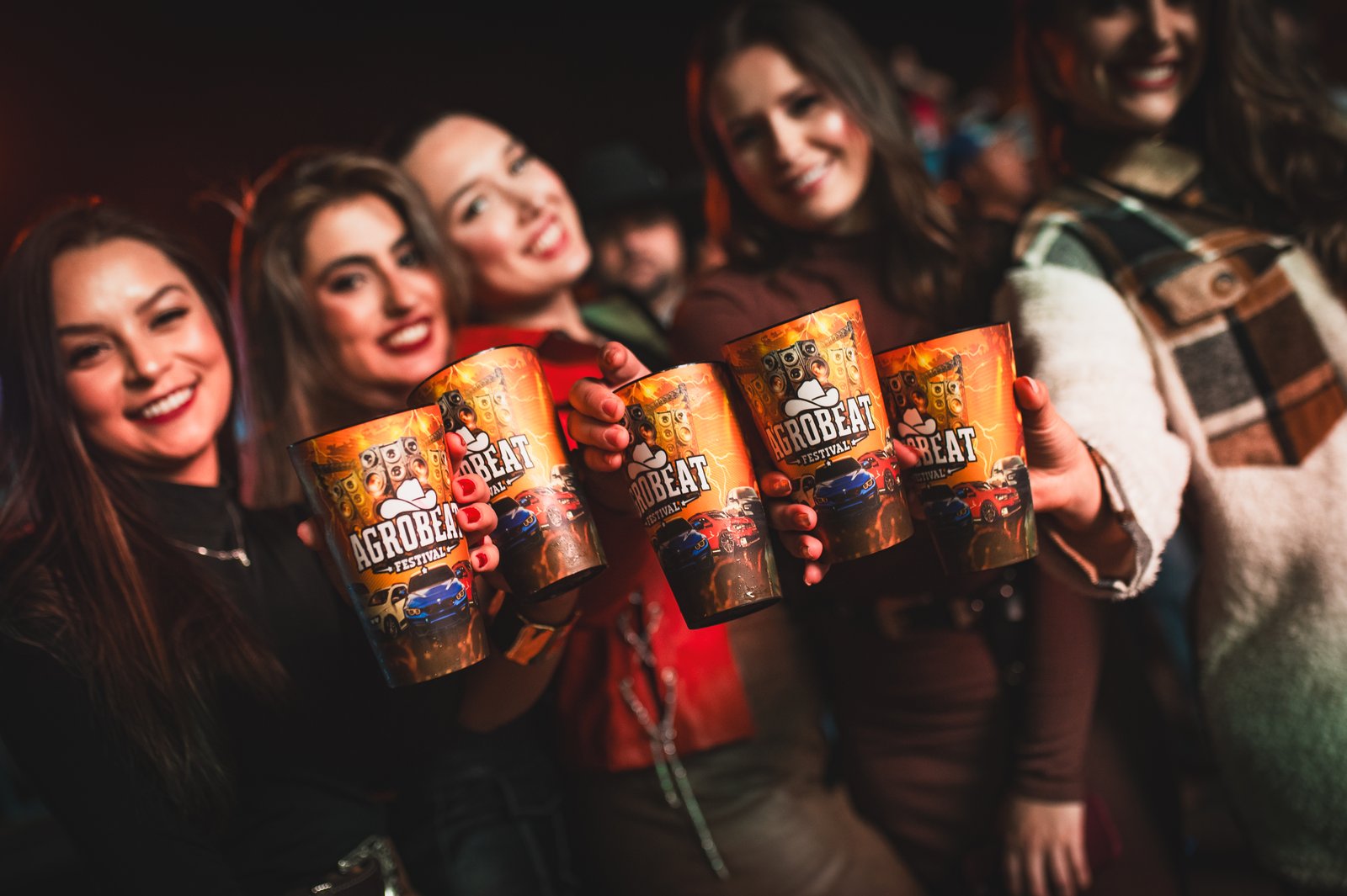 Fãs com copo oficial